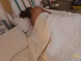 Stepmom Venus & Vulcanus wake up sonny with rock-hard salami & jism in HD!