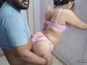 Sona_bhabi's Indian Desi Bhabhi Hookup in a red-hot Communistic Silk Saree anent a immense culo & biting