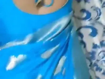 Titillating Saree bhabhi