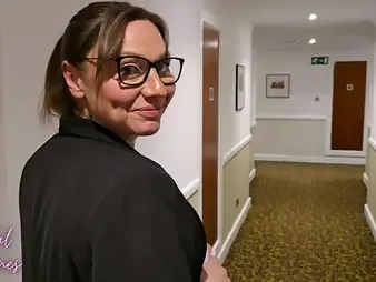 Hot MILF with chunky untalented tits gets seduced apart from motel nabob coupled with gets showered