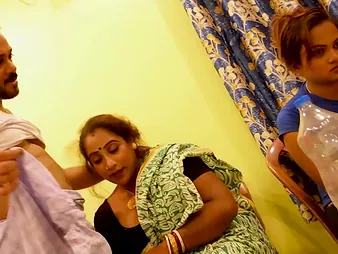Desi Aunty gets their way taut bugger up romped by a dangled boy while their way daughter-in-law observes in awe