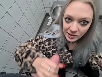 Look forward this insatiable Indian teenie deepthroat and get her chubby tits jizzed on in a restful toilet